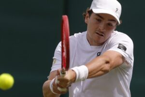 João Fonseca estreia em Wimbledon com 3 a 0 sobre Bautista Agut