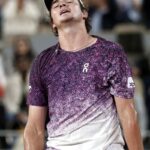 João Fonseca luta, mas dá adeus a Roland Garros após revés para Mensik