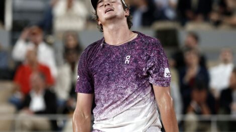 João Fonseca luta, mas dá adeus a Roland Garros após revés para Mensik