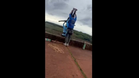 Jovem de 21 anos morre após ser lançada sem cordas em "bungee jumping"