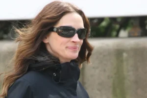 Julia Roberts faz rara aparição pública ao lado do filho; veja