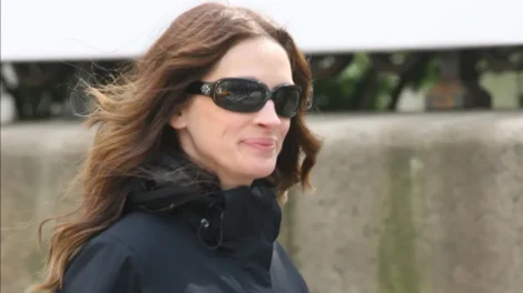 Julia Roberts faz rara aparição pública ao lado do filho; veja