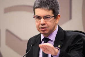 Justiça Eleitoral manda Randolfe suspender evento de pré-campanha no Amapá