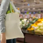 Lavar não basta: o que ninguém te conta sobre o alimento que você compra