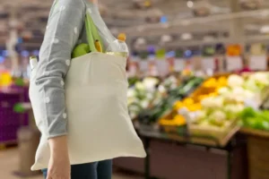 Lavar não basta: o que ninguém te conta sobre o alimento que você compra
