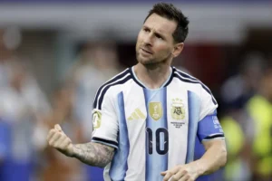 Lionel Messi é o Michael Jordan do futebol, diz Xavi a periódico americano