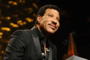 Lionel Richie passa mal, interrompe show e preocupa fãs na estreia de nova turnê nos EUA