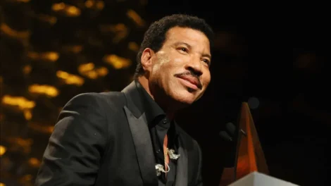 Lionel Richie passa mal, interrompe show e preocupa fãs na estreia de nova turnê nos EUA