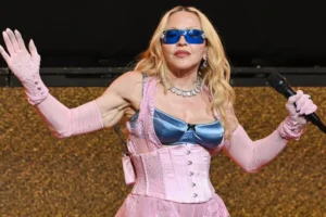 Madonna faz show surpresa na Times Square para lançar música e atrai multidão