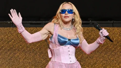 Madonna faz show surpresa na Times Square para lançar música e atrai multidão