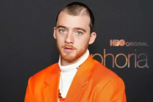 Mãe de Angus Cloud se emociona com homenagem em 'Euphoria' após sua morte