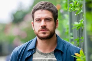 Marco Pigossi revela volta aos estudos em curso de Psicologia