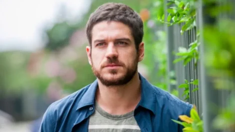 Marco Pigossi revela volta aos estudos em curso de Psicologia