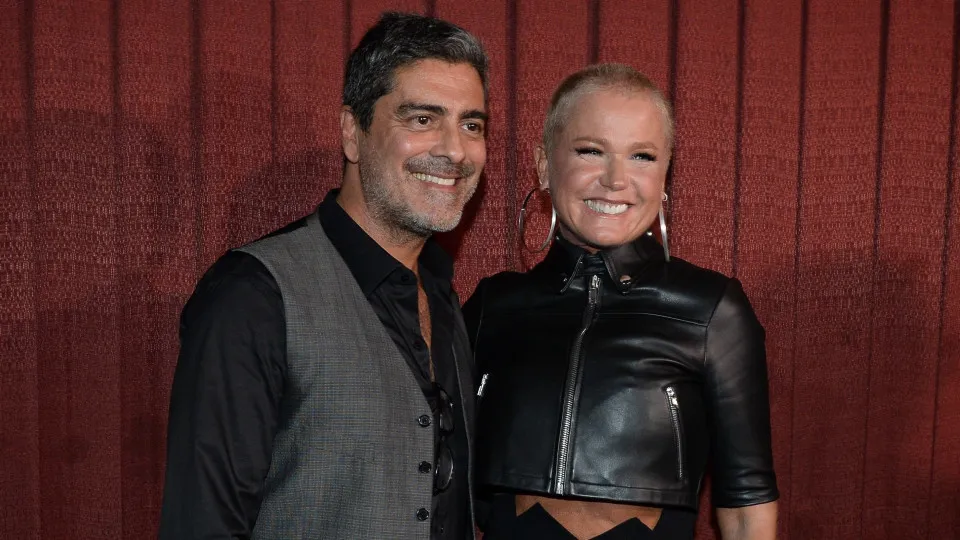 Marido de Xuxa discute com seguidora ao sair em defesa de Rodrigo Branco