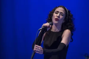 Marisa Monte faz show em festival com logo de bet coberta