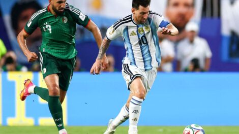Messi vira maior artilheiro das copas e lidera Argentina em estreia