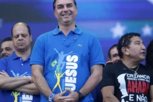 Meu vice será uma pessoa preparada e de preferência mulher, diz Flávio Bolsonaro