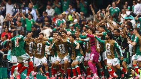 México abre Copa vencendo África do Sul em duelo com três expulsões