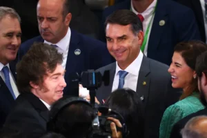 Milei recebe Flávio e declara apoio à candidatura no Brasil