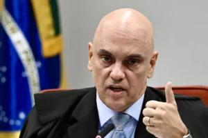 Moraes autoriza que Flávio, netas e nora visitem Bolsonaro