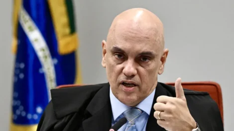 Moraes autoriza que Flávio, netas e nora visitem Bolsonaro