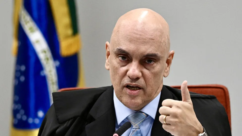 Moraes autoriza que Flávio, netas e nora visitem Bolsonaro