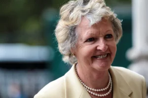 Morre Penelope Keith, atriz britânica da sitcom 'The Good Life', aos 86 anos