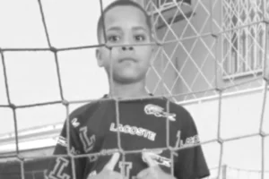 Morre menino que ficou em estado grave após ser atingido por trave em SC