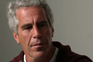 Morte de Epstein: colega de cela revela 'suspeitas' e que guardas "riram"