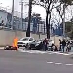 Motocicleta pega fogo após colisão contra carro em avenida de Maringá; VÍDEO