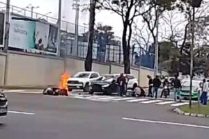 Motocicleta pega fogo após colisão contra carro em avenida de Maringá; VÍDEO