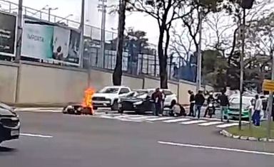 Motocicleta pega fogo após colisão contra carro em avenida de Maringá; VÍDEO