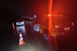 Motorista embriagado invade pista contrária, bate em viatura da polícia e acaba preso em Maringá