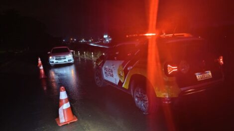 Motorista embriagado invade pista contrária, bate em viatura da polícia e acaba preso em Maringá