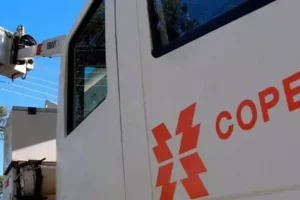 Motorista perde controle de caminhão, derruba poste e poderá arcar com prejuízo de R$ 5,5 mil