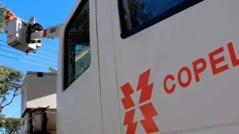 Motorista perde controle de caminhão, derruba poste e poderá arcar com prejuízo de R$ 5,5 mil