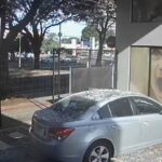Motorista perde o controle de veículo, invade escola e foge em Maringá; VÍDEO