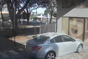 Motorista perde o controle de veículo, invade escola e foge em Maringá; VÍDEO