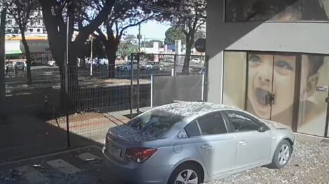 Motorista perde o controle de veículo, invade escola e foge em Maringá; VÍDEO