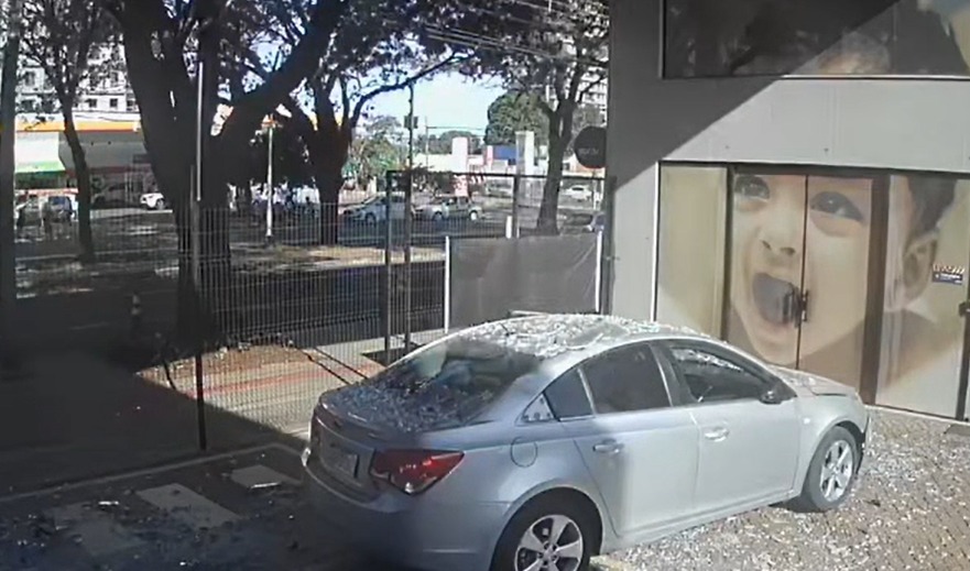 Motorista perde o controle de veículo, invade escola e foge em Maringá; VÍDEO