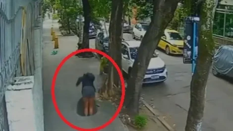 Mulher cai em bueiro no Rio e fica presa após tampa se fechar; veja