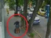 Mulher cai em bueiro no Rio e fica presa após tampa se fechar; veja