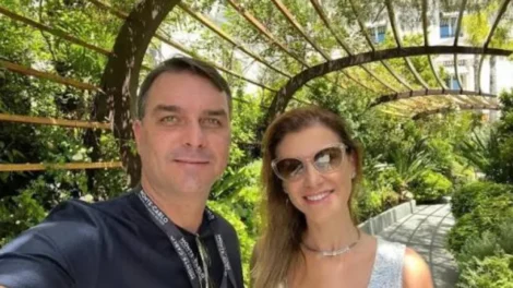 Mulher de Flávio Bolsonaro defende o marido após Michelle dizer que ele a desrespeitou