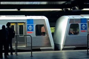 Mulher desmaia após ser agredida por homem dentro de estação do metrô de SP