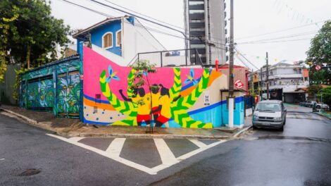 Mural em SP celebra futebol feminino um ano antes da Copa no Brasil