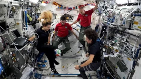 NASA leva bola da Copa do Mundo ao Espaço; veja as imagens!