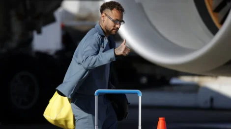 Neymar fará exame para voltar a campo semana que vem, diz Ancelotti