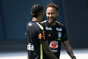 Neymar se junta ao grupo no penúltimo treino antes do duelo contra o Haiti