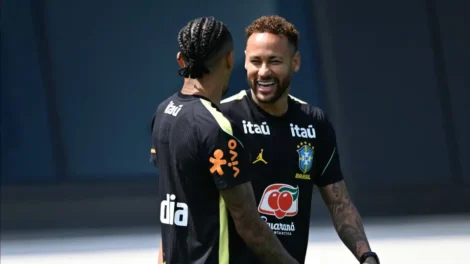 Neymar se junta ao grupo no penúltimo treino antes do duelo contra o Haiti