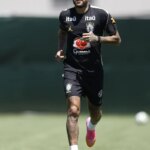 Neymar vai a campo pela primeira vez em treino da seleção brasileira